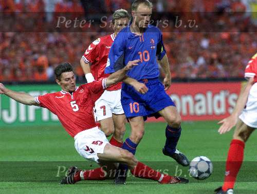 Rotterdam 16 juni 2000 Euro 2000
Nederland-Denemarken, eindstand 3-0
Dennis Bergkamp contra Jan Heintze
Mooi aktie
Europees Kampioenschap Voetbal 2000