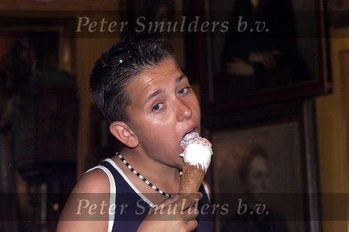 Volendam 20 juni 2000
Jan Smit met een ijsje