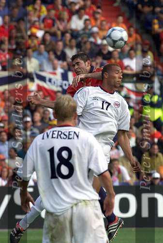 Spanje-Noorwegen, eindstand 0-1
Rotterdam, 13 juni 2000
Fernando Hierro in duel met John Carew
Europees Kampioenschap Voetbal 2000