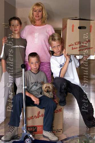 Amsterdam 28 juni 2000
Lyda van Leersum met haar 3 zoons voor de verhuizing naar Spanje.