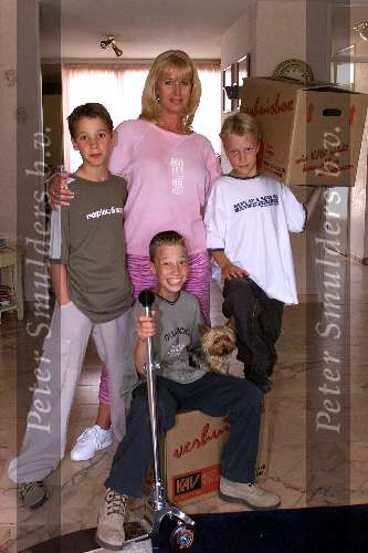 Amsterdam 28 juni 2000
Lyda van Leersum met haar 3 zoons voor de verhuizing naar Spanje.