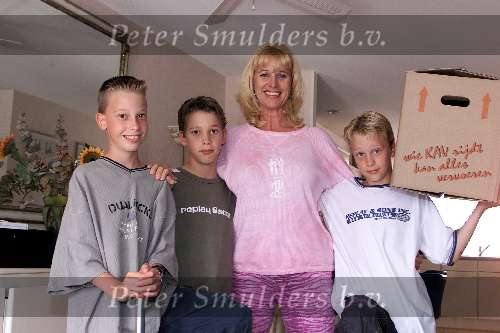 Amsterdam 28 juni 2000
Lyda van Leersum met haar 3 zoons voor de verhuizing naar Spanje.