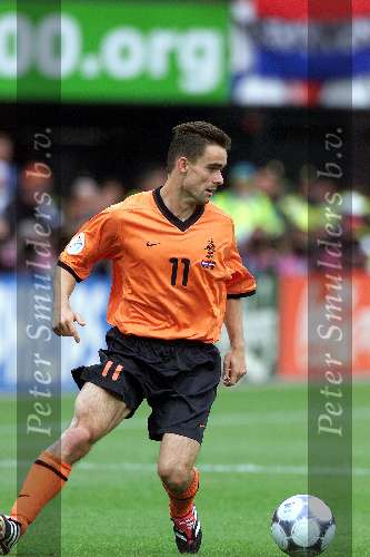Rotterdam, 25 juni 2000   Euro 2000
Nederland-Yougoslavie, eindstand 6-1
Marc Overmars met adidas schoenen
Europees Kampioenschap Voetbal 2000