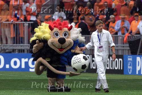 Amsterdam, 11 juni 2000
Nederland-Tsjechie, eindstand 1-0 door Penalty Frank de Boer
Mascotte Euro 2000
Europees Kampioenschap Voetbal 2000