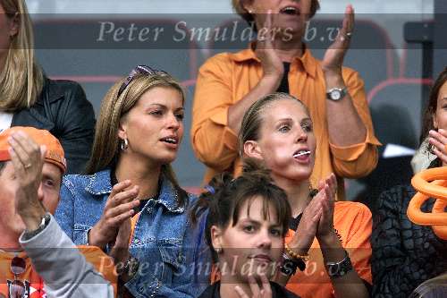 Rotterdam, 25 juni 2000   Euro 2000
Nederland-Yougoslavie, eindstand 6-1
Chantal v Woensel (l) en vriendin Michael Reiziger (r)
Europees Kampioenschap Voetbal 2000