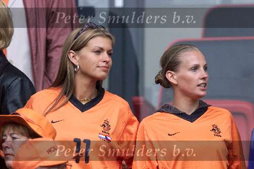 Rotterdam, 25 juni 2000   Euro 2000
Nederland-Yougoslavie, eindstand 6-1
Chantal v Woensel en vriendin Reiziger (R)
Europees Kampioenschap Voetbal 2000