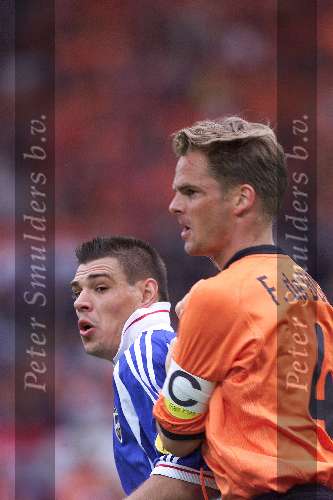 Rotterdam, 25 juni 2000   Euro 2000
Nederland-Yougoslavie, eindstand 6-1
Frank de Boer en Milosevic
Europees Kampioenschap Voetbal 2000