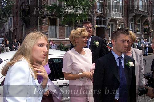 Amsterdam 3 juni 2000
Ruud Gullit en Estelle Cruyff trouwen.
Moeder van Estelle Gullit met haar vriend en dochter