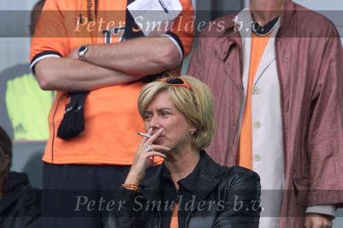 Rotterdam, 25 juni 2000   Euro 2000
Nederland-Yougoslavie, eindstand 6-1
Monique Rijkaard met sigaret
Europees Kampioenschap Voetbal 2000