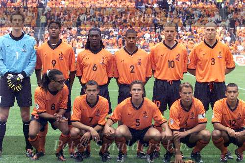Amsterdam, 11 juni 2000
Nederland-Tsjechie, eindstand 1-0 door penalty van Frank de Boer.
staande v.l.n.r.: Edwin v d Sar, Patrick Kluivert, Clarence Seedorf, Michael Reiziger, Dennis Bergkamp en Jaap Stam.
Gehurkt v.l.n.r.: Edgar Davids,Phillip Cocu, Boudewijn Zenden,Frank de Boer en Giovanni v Bronckhorst
Europees Kampioenschap Voetbal 2000