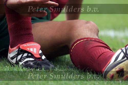 Amsterdam, 24 juni 2000   Euro 2000
Portugal-Turkije, eindstand 2-0
Nuno gomes met de twee doelpunten en Adidas schoenen
Blessure
Europees Kampioenschap Voetbal 2000