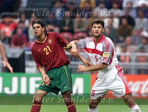 Amsterdam, 24 juni 2000    Euro 2000
Portugal-Turkije , eindstand 2-0
Nuno Gomes in duel met Alpay
Europees Kampioenschap Voetbal 2000