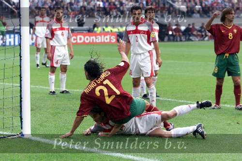 Amsterdam, 24 juni 2000   Euro 2000
Portugal-Turkije, eindstand 2-0
Nuno Gomes, de man van de twee doelpunten
Overtreding
Europees Kampioenschap Voetbal 2000
