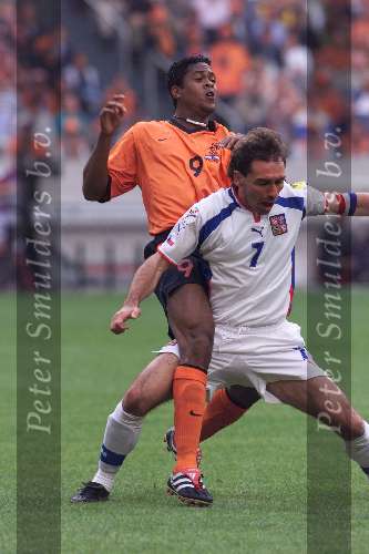 Amsterdam 11 juni 2000
Nederland-Tjechie 1-0 tijdens EK
Kluivert in duel met Nemec
Europees Kampioenschap Voetbal 2000