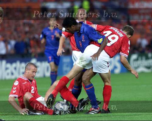 Rotterdam16 juni 2000 Euro 2000
Nederland-Denemarken, eindstand 3-0
Patrick Kluivert in duel met Michael Schjonberg 2 en Morten Bisgaard klemmen van de bal
Europees Kampioenschap Voetbal 2000