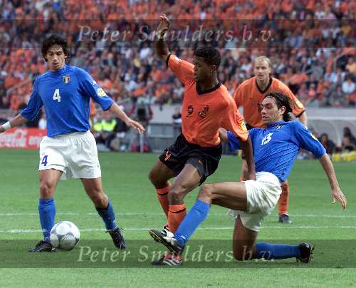 Amsterdam, 29 juni 2000   Euro 2000
Nederland-Italie, eindstand 0-0 ook na verlenging Italie wint na strafschoppen
Patrick kluivert mooie aktie  4 Demetrio Albertini
13 Alessandro Nesta