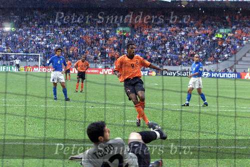 Amsterdam, 29 juni 2000   Euro 2000
Nederland-Italie, eindstand 0-0 ook na verlenging Italie wint na strafschoppen
Patrick kluivert mist strafschop in wedstrijd
Europees Kampioenschap Voetbal 2000