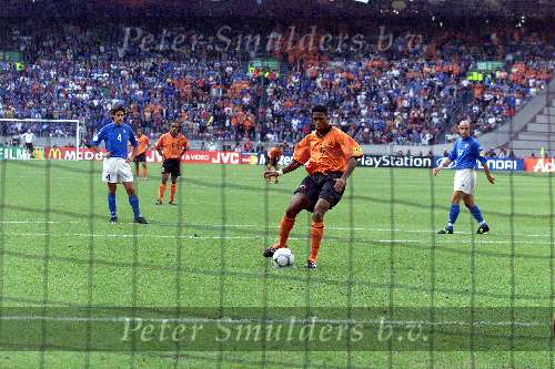 Amsterdam, 29 juni 2000   Euro 2000
Nederland-Italie, eindstand 0-0 ook na verlenging Italie wint na strafschoppen
Patrick kluivert mist strafschop in wedstrijd
Europees Kampioenschap Voetbal 2000