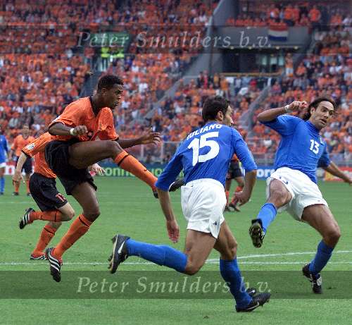 Amsterdam, 29 juni 2000   Euro 2000
Nederland-Italie, eindstand 0-0 ook na verlenging Italie wint na strafschoppen
Patrick kluivert mooie aktie
Europees Kampioenschap Voetbal 2000