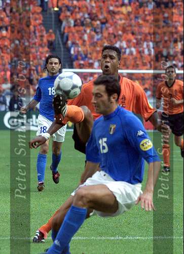 Amsterdam, 29 juni 2000   Euro 2000
Nederland-Italie, eindstand 0-0 ook na verlenging Italie wint na strafschoppen
Patrick kluivert mooie aktie
Europees Kampioenschap Voetbal 2000