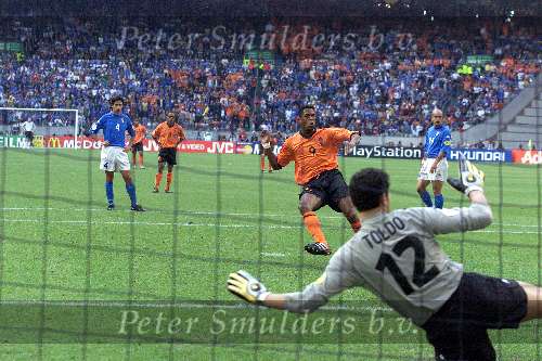 Amsterdam, 29 juni 2000   Euro 2000
Nederland-Italie, eindstand 0-0 ook na verlenging Italie wint na strafschoppen
Patrick kluivert mist strafschop in wedstrijd
Europees Kampioenschap Voetbal 2000