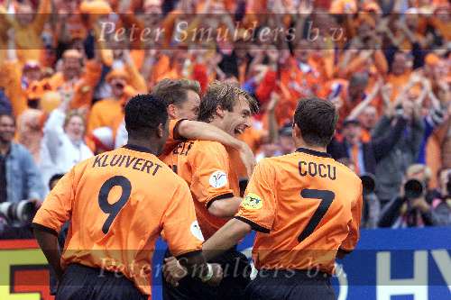 Rotterdam, 25 juni 2000   Euro 2000
Nederland-Yougoslavie, eindstand 6-1
Paul Bosvelt wordt gefeliciteerd met zijn voorzet door Patrick Kluivert, Frank de boer en Phillip Cocu
Europees Kampioenschap Voetbal 2000