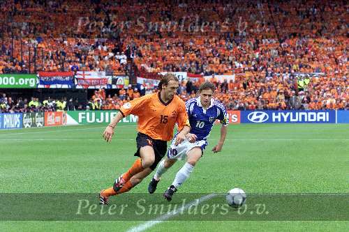 Rotterdam, 25 juni 2000   Euro 2000
Nederland-Yougoslavie, eindstand 6-1
Paul bosvelt in duel met Stojkovic
Europees Kampioenschap Voetbal 2000