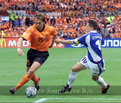 Rotterdam, 25 juni 2000   Euro 2000
Nederland-Yougoslavie, eindstand 6-1
Paul Bosvelt in duel met Dragan Stojkovic
Europees Kampioenschap Voetbal 2000