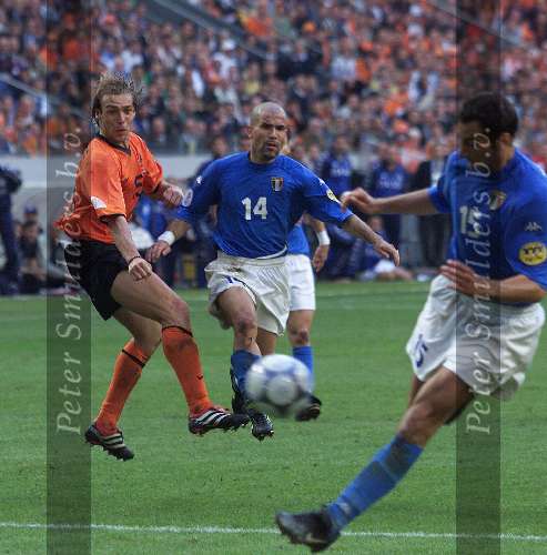 Amsterdam, 29 juni 2000   Euro 2000
Nederland-Italie, eindstand 0-0 ook na verlenging Italie wint na strafschoppen
Paul Bosvelt Di Bagio
Europees Kampioenschap Voetbal 2000