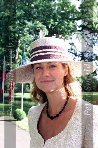 Breukelen 7 juni 2000
Haringparty op Nijenrode.
Pauline Huizinga met hoedje