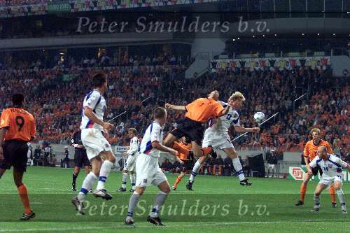 Amsterdam, 11 juni 2000
Euro 2000
Nederland-Tsjechie, eindstand 1-0 door penalty van Frank de Boer in de 89e minuut.
PHILLIP COCU in duel met Radek BEJBL
Europees Kampioenschap Voetbal 2000