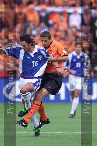 Rotterdam, 25 juni 2000   Euro 2000
Nederland-Yougoslavie, eindstand 6-1
Phillip Cocu en Govedarica
Europees Kampioenschap Voetbal 2000