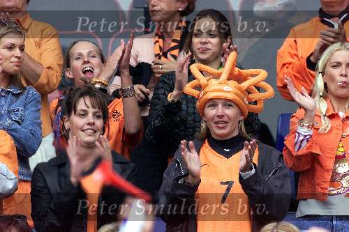 Rotterdam, 25 juni 2000   Euro 2000
Nederland-Yougoslavie, eindstand 6-1
Vrouw Phillip Cocu
Europees Kampioenschap Voetbal 2000