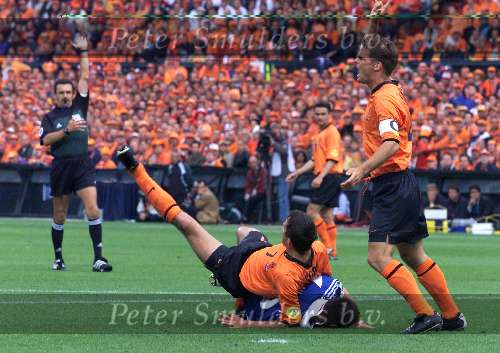 Rotterdam, 25 juni 2000   Euro 2000
Nederland-Yougoslavie, eindstand 6-1
Phillip Cocu en Frank de Boer overtreding
Europees Kampioenschap Voetbal 2000