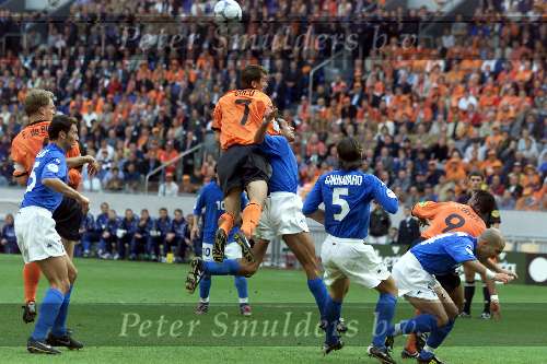 Amsterdam, 29 juni 2000   Euro 2000
Nederland-Italie, eindstand 0-0 ook na verlenging Italie wint na strafschoppen
Phillip Cocu kopbalaktie
Europees Kampioenschap Voetbal 2000