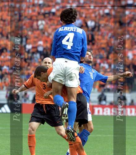 Amsterdam, 29 juni 2000   Euro 2000
Nederland-Italie, eindstand 0-0 ook na verlenging Italie wint na strafschoppen
Phillip Cocu en Del Piero  overtreding
Europees Kampioenschap Voetbal 2000