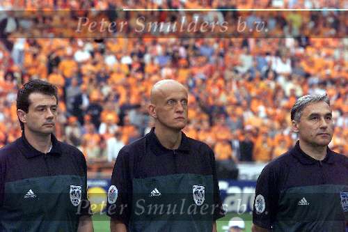 Amsterdam, 11 juni 2000
Nederland-Tsjechie, eindstand 1-0 door penalty van Frank de Boer.
Scheidsrechter Pierluigi Collina met zijn grensrechters Turgay Gudu en rechts Sergio Zuccolini
Europees Kampioenschap Voetbal 2000