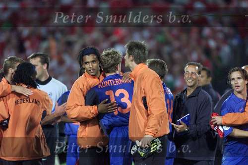 Doelpunten: Patrick kluivert, Ronald de Boer en Boudewijn Zenden
Rotterdam16 juni 2000 Euro 2000
Nederland-Denemarken, eindstand 3-0
Blijdschap na afloop bij o.a. Edwin v d Sar, Pierre v Hooydonck en Johan Neeskens Boudewijn Zenden
Europees Kampioenschap Voetbal 2000