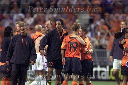 Amsterdam 21 juni 2000 euro 2000
Nederland-Frankrijk 3-2
Nederland blij na overwinning
Pierre v Hooijdonk Marc Overmars Michael Reiziger Arthur Numan
Europees Kampioenschap Voetbal 2000