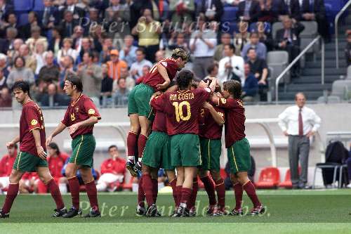 Amsterdam, 24 juni 2000   Euro 2000
Portugal-Turkije, eindstand 2-0
Nuno gomes met de twee doelpunten wordt gefeliciteerd door zijn teamgenoten
Europees Kampioenschap Voetbal 2000