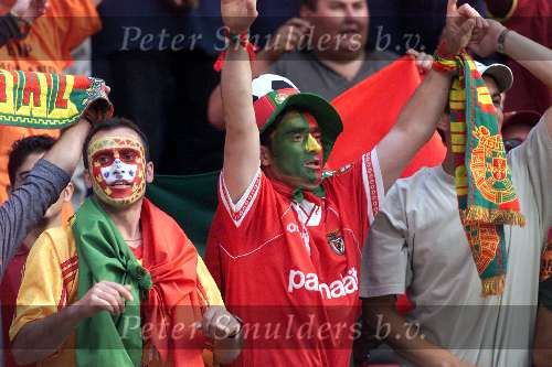 Amsterdam, 24 juni 2000   Euro 2000
Portugal-Turkije, eindstand 2-0
Portugese supporters
Europees Kampioenschap Voetbal 2000