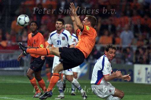 Amsterdam, 11 juni 2000
Nederland-Tsjechie, eindstand 1-0 door penalty van Frank de Boer in de 89e minuut.
HET MOMENT, Ronald de Boer wordt aan zijn shirt getrokken en gaat graag tegen de grond en krijgt daardoor een penalty die door zijn broer Frank goed werd ingeschoten
Europees Kampioenschap Voetbal 2000