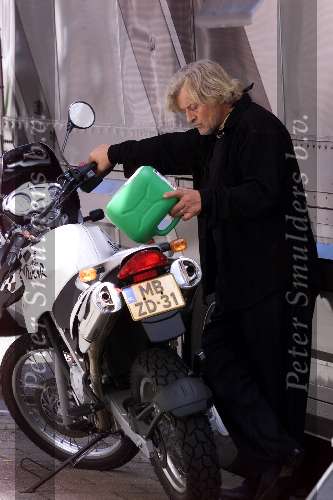Den Haag 7 juni 2000
Rutger Hauer tijdens opnames film  The Room.    
Benzine tanken voor zijn motorfiets