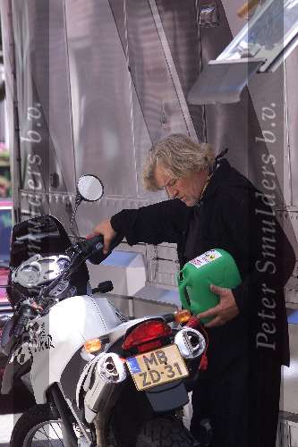 Breukelen 7 juni 2000
Rutger Hauer tijdens opnames the Room
met zijn motor
