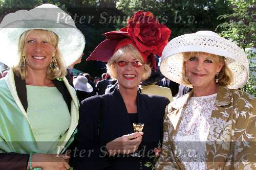 Breukelen 7 juni 2000
Haringparty op Nijenrode.
Sheila de Vries en Astrid Engels met hoedjes