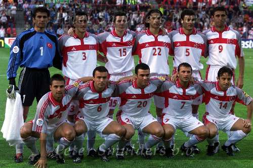 15 juni 2000
Turkije-Zweden, eindstand 0-0
staande v.l.n.r.: Rustu, Ogun, Mustafa, Umit, Alpay en Hakan Sukur
gehurkt v.l.n.r.: Fatih, Arif, Hakan Unsal, Okan en Suat
Europees Kampioenschap Voetbal 2000