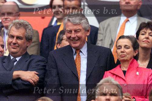 Amsterdam, 11 juni 2000
Nederland-Tsjechie, eindstand 1-0 door penalty van Frank de Boer.
Wim kok met zijn vrouw
Europees Kampioenschap Voetbal 2000