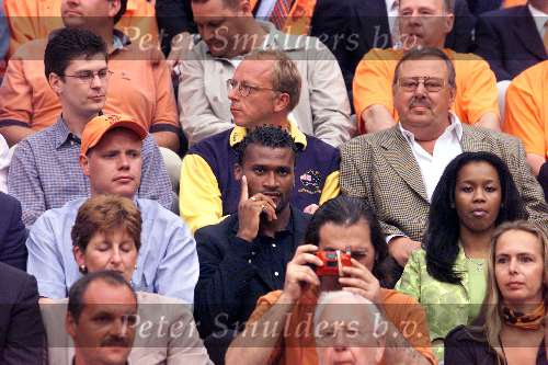 Amsterdam, 11 juni 2000
Euro 2000
Nederland-Tsjechie, eindstand 1-0 door penalty van Frank de Boer in de 89e minuut.
inhet midden de geblesseerde WINSTON BOGARDE
Europees Kampioenschap Voetbal 2000
