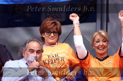 Amsterdam 29 juni 2000
Nederland-Italie 0-0 euro 2000
Yvonne Brandsteder met vriendin
Jacques Snoeks met pijp
Europees Kampioenschap Voetbal 2000