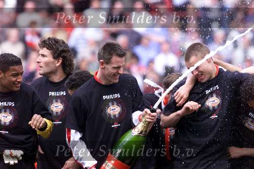 Eindhoven 6 mei 2001
PSV-Heerenveen 3-0
PSV Landskampioen 2000/2001
Andre ooijer met champagne Ronald Waterreus Kevin Hofland
